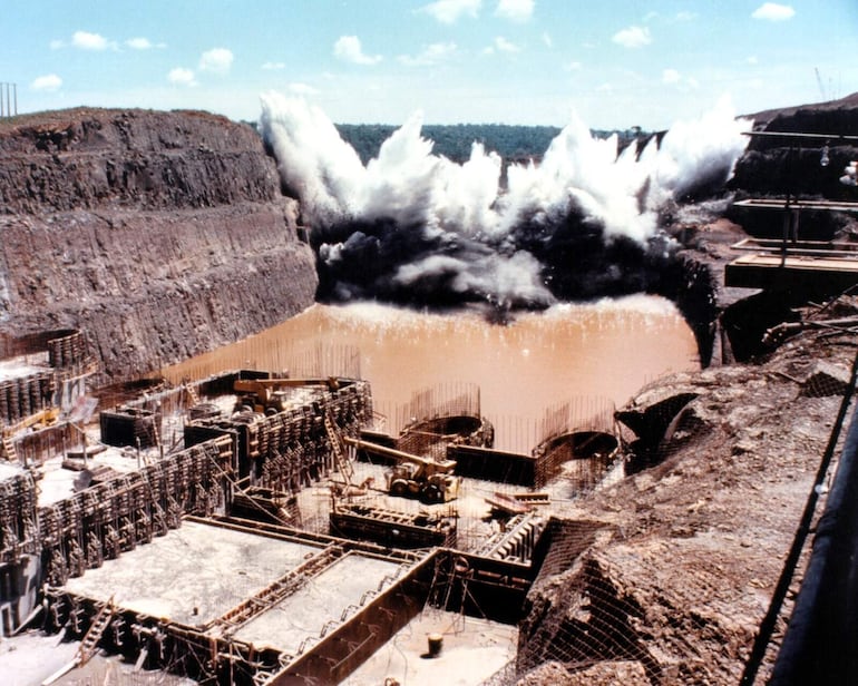 El 20 de octubre de 1978, los constructores de Itaipú desviaban el río Paraná de su lecho principal hacia un canal artificial para iniciar la construcción de las estructuras principales de la hidroeléctrica. Gentileza de Itaipú.