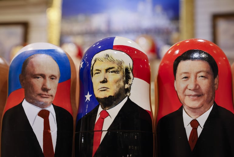 Una tradicional Matryoshka rusa en la que se observan las imágenes del presidente electo de EEUU, Donald J. Trump (C), del mandatario ruso, Vladimir Putin (i) y del gobernante chino, Xi Jinping (d).