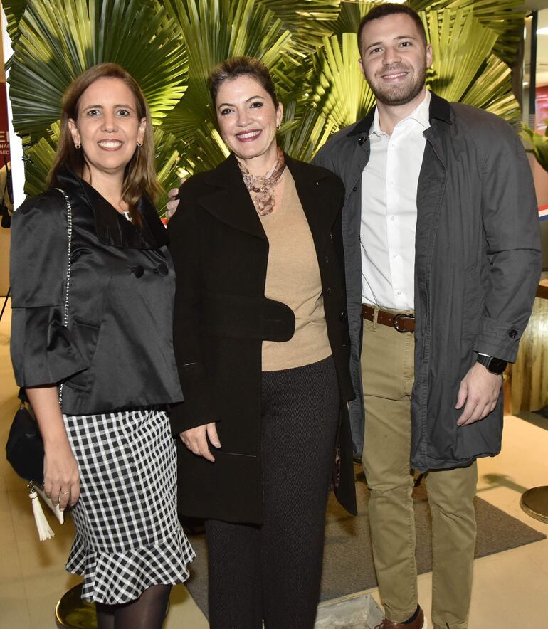 Anahí Heisecke, Susy Bogado de Harrison y Richard Harrison.