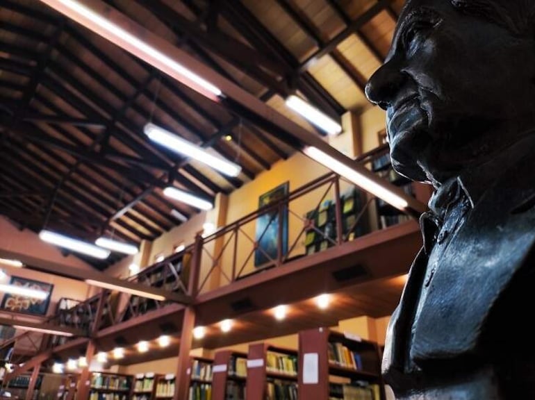 La biblioteca toma el nombre de nuestro premio Cervantes, el escritor Augusto Roa Bastos.