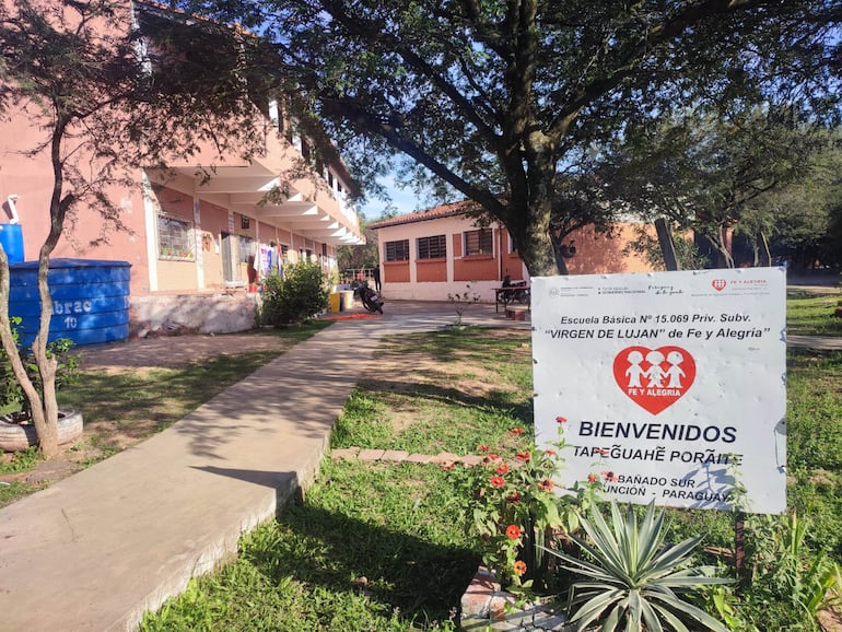 El delincuente sería un adicto que ingresó por cuarta vez a la escuela bañadense, según la denuncia.