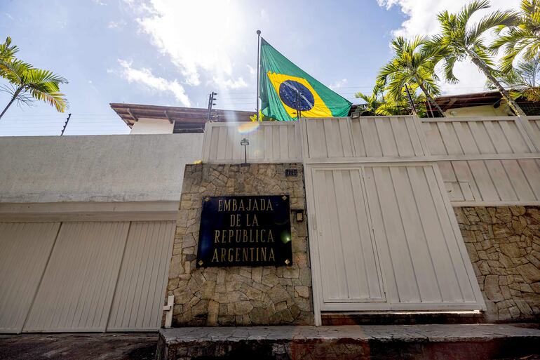 Fotografía que muestra la bandera de Brasil izada en la residencia del embajador de Argentina, este jueves en Caracas (Venezuela).