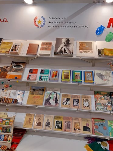 Imagen del stand presentado por la Embajada de Paraguay en Taiwán donde se exhibe la bibliografía completa de Augusto Roa Bastos.