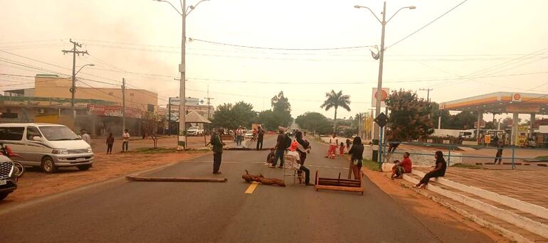 El pequeño grupo de indígenas se ubicó frente a la Municipalidad de Capiibary, esperando que el intendente los reciba.