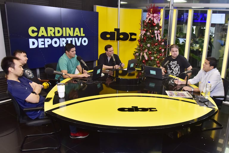 Robert Harrison (d), presidente de la Asociación Paraguaya de Fútbol (APF), en una entrevista con el Cardinal Deportivo en el estudio de ABC Cardinal, en Asunción, Paraguay. 