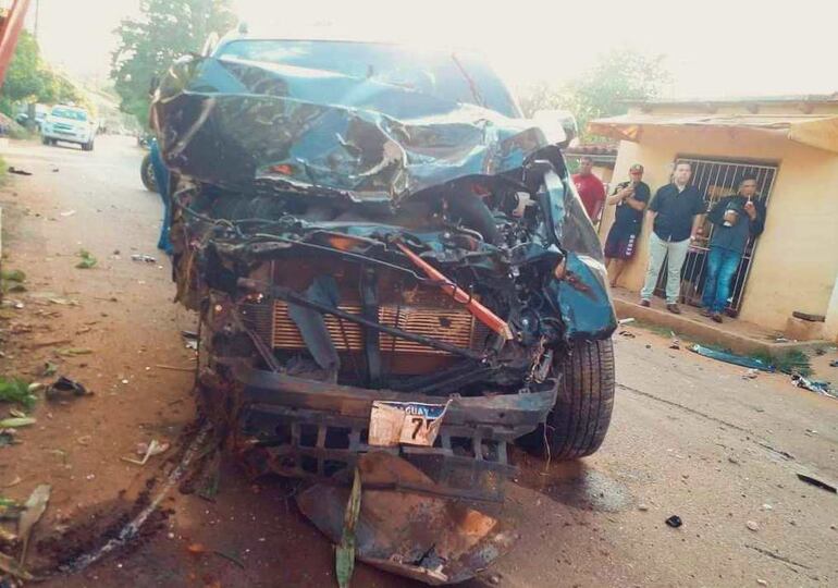 La camioneta involucrada quedó prácticamente destrozada así como la motocicleta. 