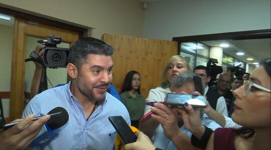 El intendente de Asunción, Óscar "Nenecho" Rodríguez, no quería contestar a las preguntas de ABC TV y dijo que era “acoso”.