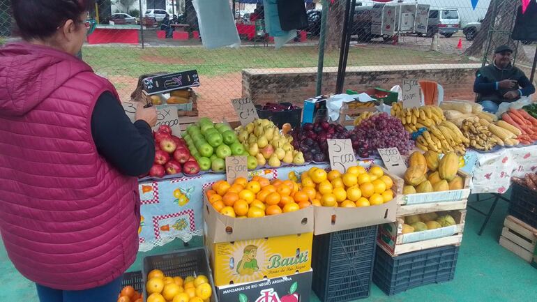 Distintos productos son ofrecidos en esta feria del Mercado 4 en Loma Pytã.