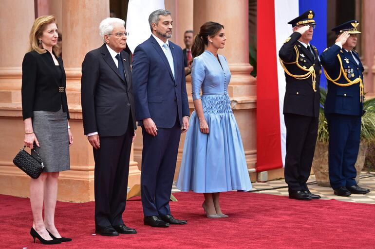 Laura Mattarella, Sergio Mattarella, Mario Abdo Benitez y Silvana Lopez Moreira, ayer en Palacio de López. (NORBERTO DUARTE / AFP).