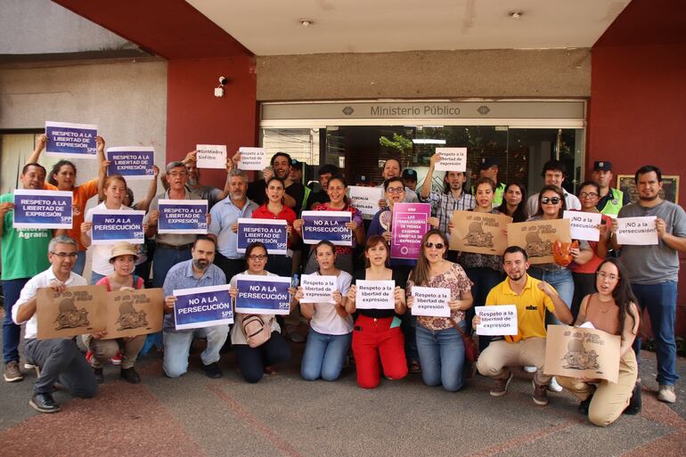 Miembros del Sindicato de Periodistas del Paraguay (SPP) frente la sede de la Fiscalía General del Estado de Asunción, sobre la calle Chile.