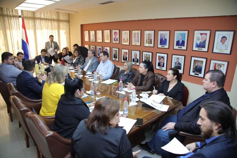 Reunión de Mesa Directiva del Senado con el presidente del Senado. Silvio "Beto" Ovelar (ANR, HC). Las reuniones se mantendrán todos los días jueves.