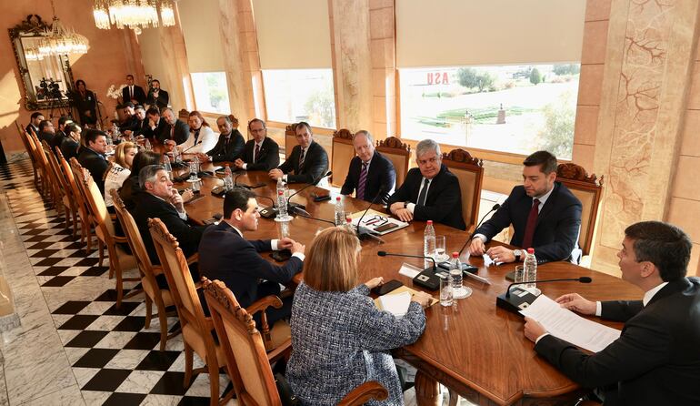 El presidente Santiago Peña (d)  presidió ayer su primera reunión del Consejo de Ministros, en el Palacio de López.