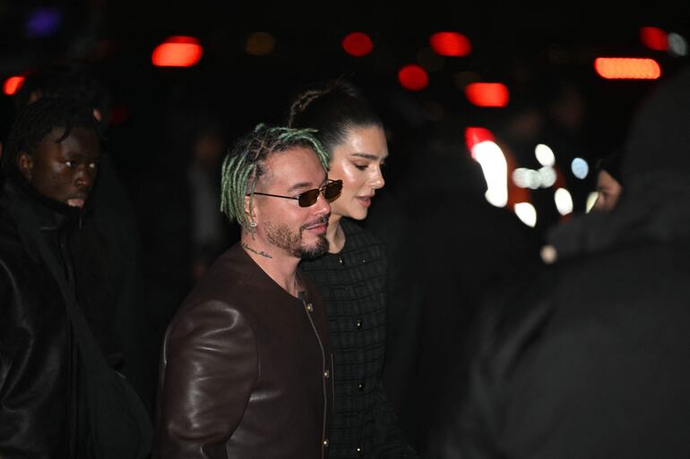 J Balvin y Valentina Ferrer llegando al desfile de la colección Louis Vuitton Menswear Ready-to-wear en París.