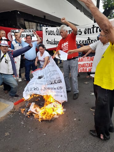 Manifestación contra ley de superintendencia de jubilaciones.