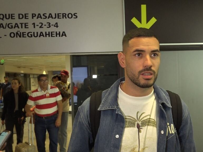 Antonio Sanabria, futbolista de la selección paraguaya, durante la llegada a Asunción para el segundo combo de las Eliminatorias Sudamericanas.