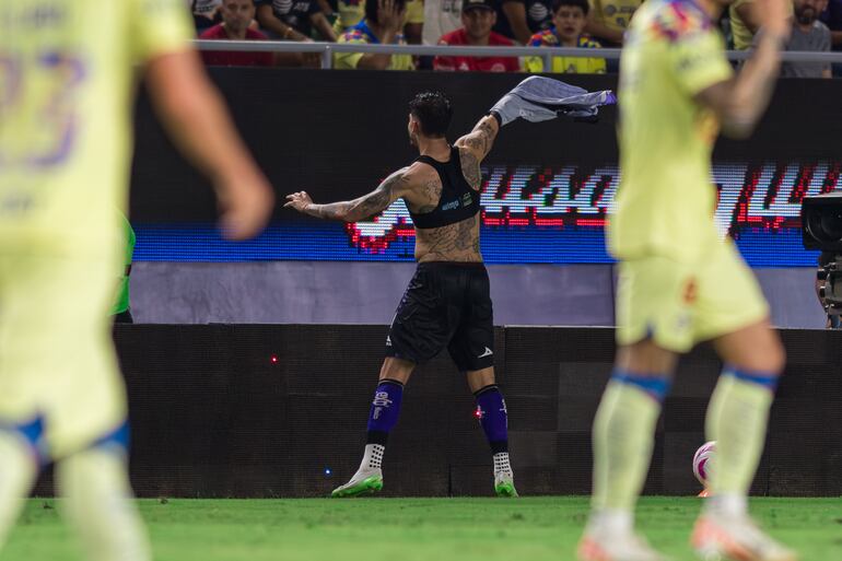 El paraguayo Luis Amarilla, futbolista de Mazatlán, festeja un gol en el partido contra el América por el torneo Apertura 2023 de México en el estadio El Kraken.