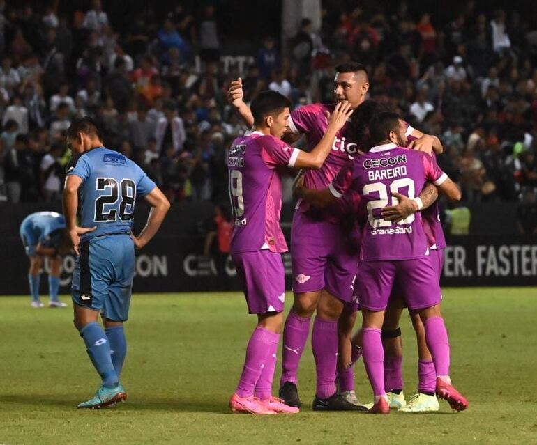 Los jugadores de Libertad celebran un gol en el partido ante Resistencia por la jornada 17 del torneo Clausura 2023 del fútbol paraguayo en el estadio La Huerta, en Asunción.