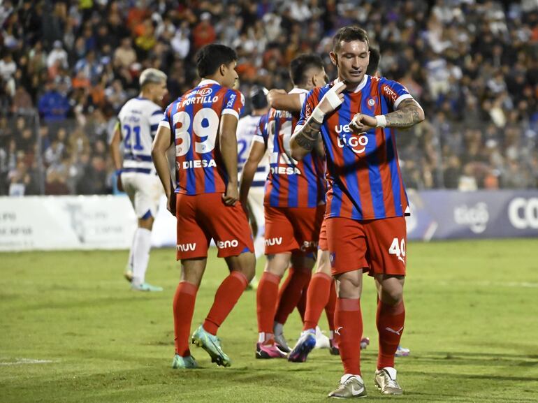 Fernando Fernández, jugador de Cerro Porteño, celebra un gol en el partido frente al 2 de Mayo por el torneo Apertura 2024 del fútbol paraguayo en el estadio Río Parapití, en Pedro Juan Caballero, Paraguay.