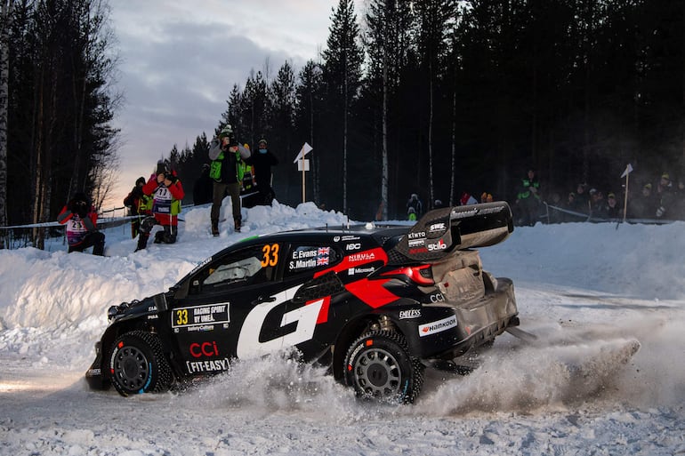 Elfyn Evans (Toyota Gazoo Racing) y un gran derrape en la nieve.