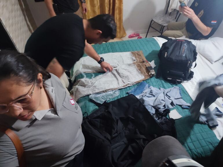 En el allanamiento realizado en un hotel donde se hospedaban los detenidos también fueron encontradas prendas con más droga.