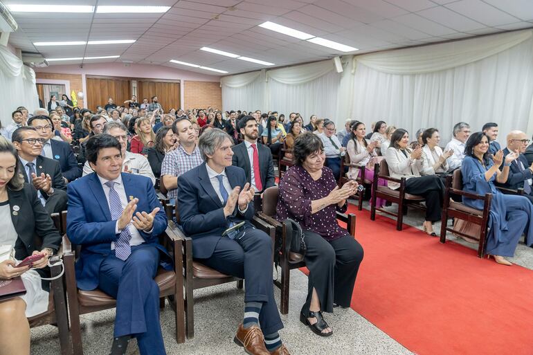 Acto realizado en el auditorio de la Universidad Iberoamericana, con una participación importante de profesionales y estudiantes.