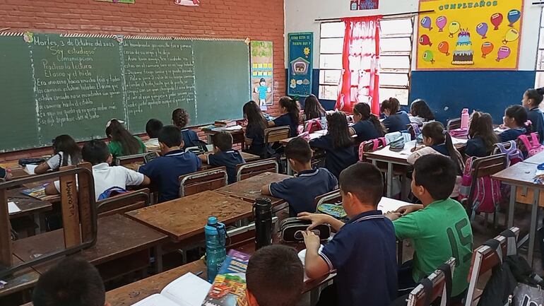 Estudiantes que fueron perjudicados por el corte de la provisión de almuerzo escolar.