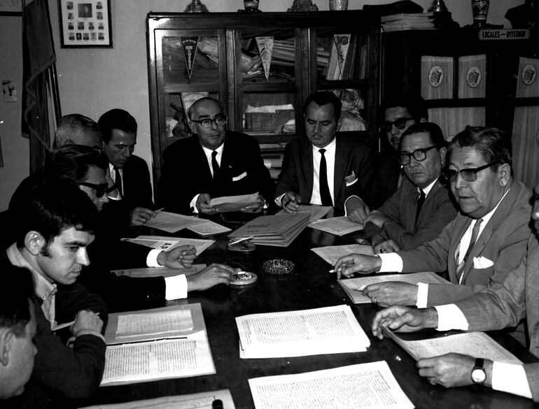 La directiva de APA reunida en 1968 bajo la presidencia de Ángel Peralta Arellano.