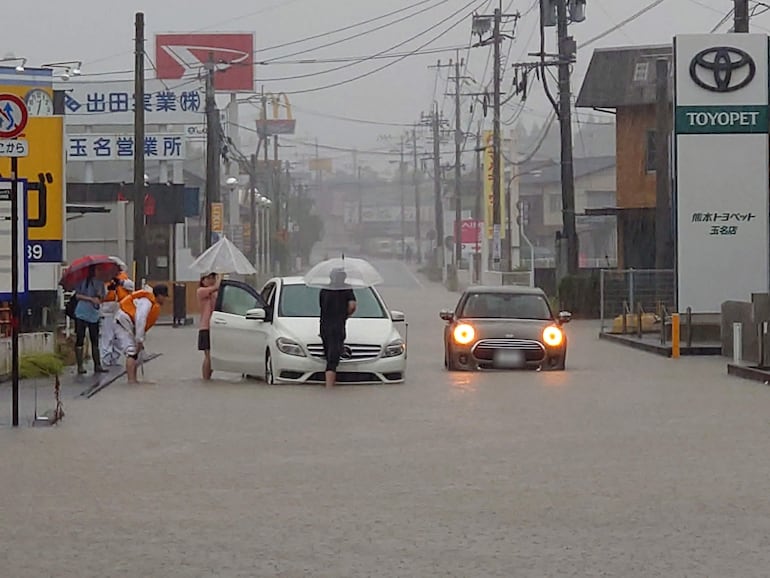 Una calle inundada por las fuertes lluvias en la localidad de Tamana, en la prefectura japonesa de Kumamoto.