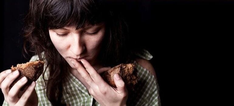 Recurrir a la comida en estado de estrés o ansiedad, para afrontar el estrés o desterrar la ansiedad es una práctica relativamente común, pero recurrir cada vez más a la comida para lidiar con pensamientos y emociones negativos, podría convertirse en un problema.