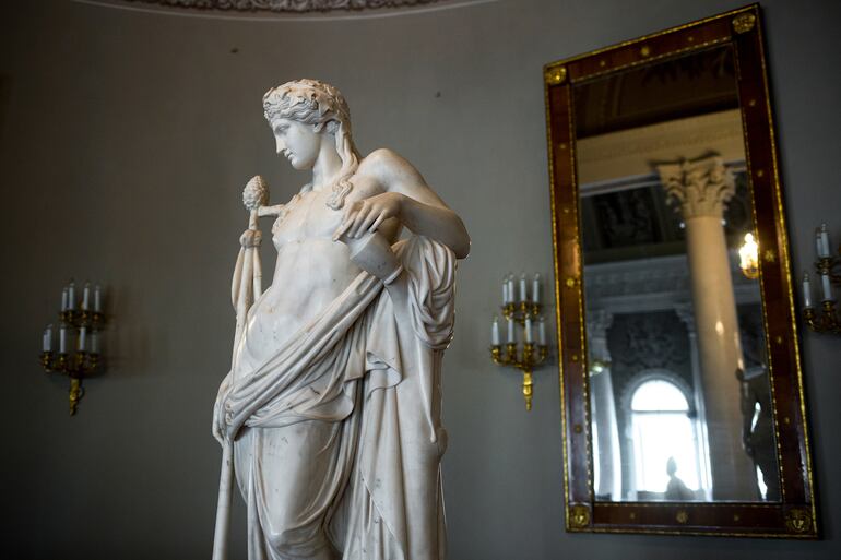 Escultura grecorromana en el interior de un museo.