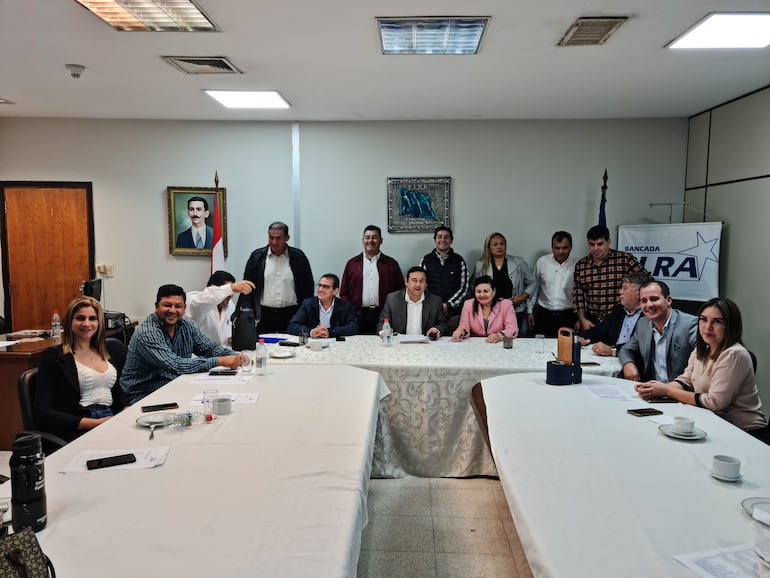 Reunión ayer de 22 liberales electos donde ratificaron la unidad. Algunos no aparecen en la foto por retirarse antes.