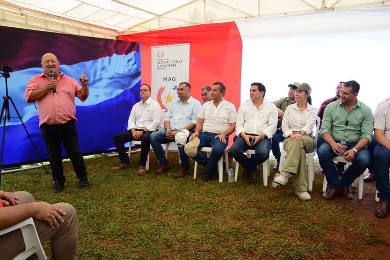 El productor Eustacio Curtido, quien pidió más asistencia técnica al Ministro de Agricultura, Carlos Giménez.