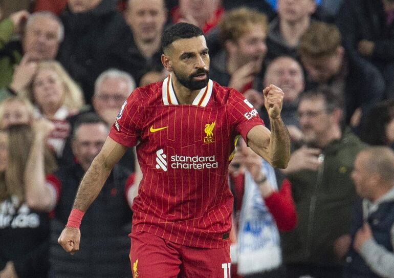 Liverpool (United Kingdom), 02/11/2024.- Mohamed Salah of Liverpool celebrates after scoring the 2-1 goal during the English Premier League soccer match between Liverpool FC and Brighton & Hove Albion, in Liverpool, Britain, 02 November 2024. (Reino Unido) EFE/EPA/PETER POWELL EDITORIAL USE ONLY. No use with unauthorized audio, video, data, fixture lists, club/league logos, 'live' services or NFTs. Online in-match use limited to 120 images, no video emulation. No use in betting, games or single club/league/player publications.
