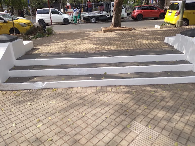 En vez de reparar el agujero existente en la escalerilla que da acceso a la plaza, la municipalidad optó por disimular el hoyo pintando todo con cal.