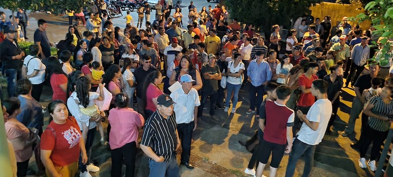 Campesinos se manifiestan frente a la Municipalidad de San Ignacio, pidiendo la asistencia por parte de las autoridades correspondientes.