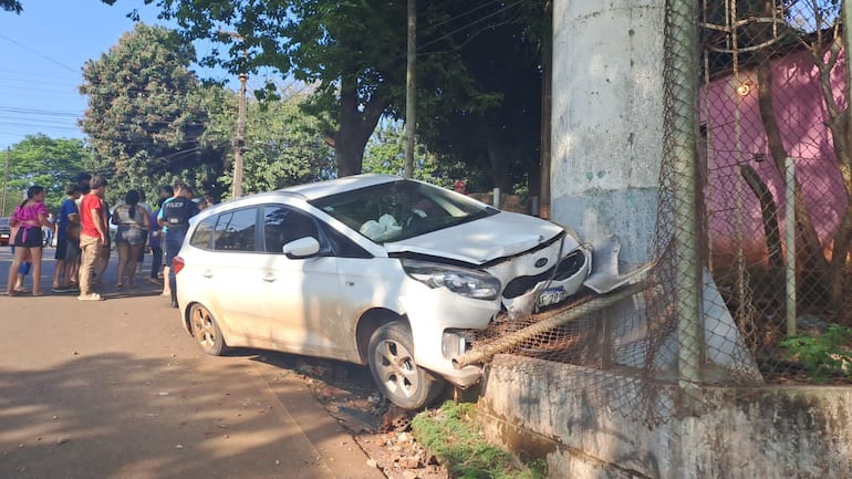 El vehículo quedó varado por la base de un tanque de agua tras el accidente.