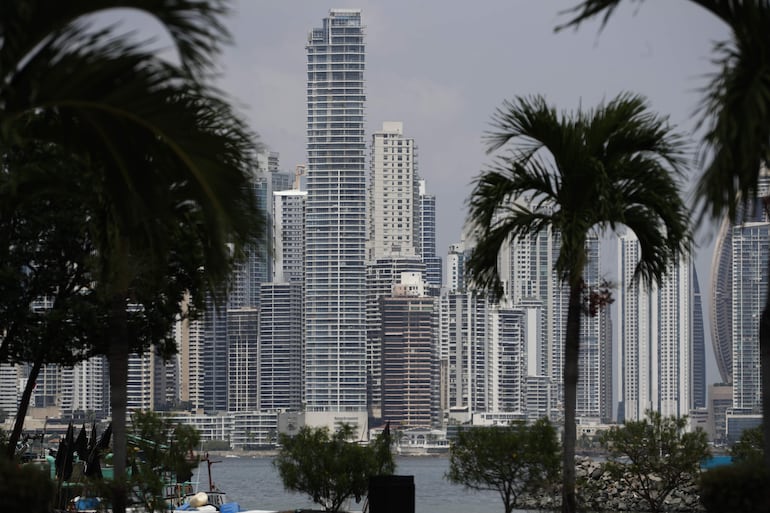 Fotografía de edificios en Punta Paitilla, este jueves, en la Ciudad de Panamá (Panamá). 