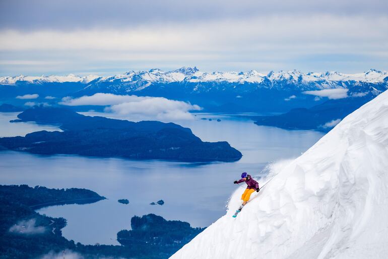 Un hombre esquiando en la montaña Cerro Bayo, en la ciudad de Neuquén, Patagonia Argentina (Argentina).