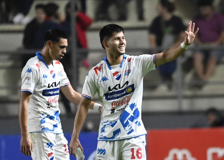 Fabrizio Jara, futbolista de Nacional, celebra un gol en el partido frente a Olimpia por la fecha 10 del torneo Clausura 23024 del fútbol paraguayo en el estadio Arsenio Erico, en Asunción.