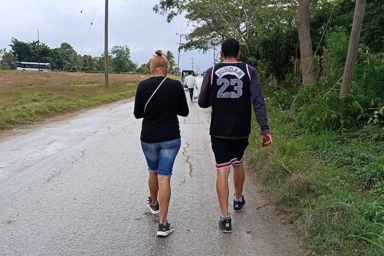 El cubano Dariel Cruz García (i) camina junto a su madre Yaquelin Cruz García este miércoles, a su salida de la prisión 1580 en La Habana (Cuba). El Gobierno cubano inició las excarcelaciones de 553 presos. 