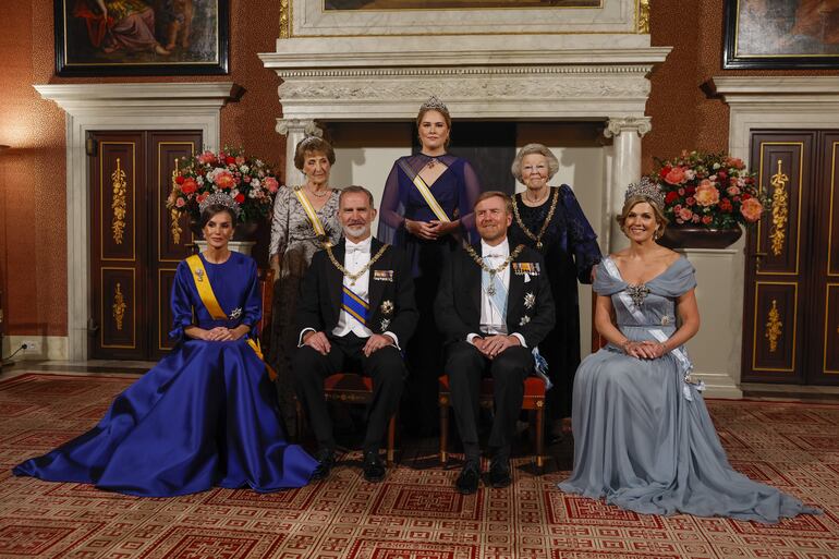 Los reyes de España, Felipe VI y Letizia, junto a los reyes de los Países Bajos, Guillermo Alejandro y Máxima, la reina emérita de los Países Bajos Beatriz, la princesa heredera Catalina Amalia de Orange y la princesa Margarita durante la cena de gala con motivo de su visita de Estado al país, este miércoles en Ámsterdam (Países Bajos). (EFE/ Chema Moya)
