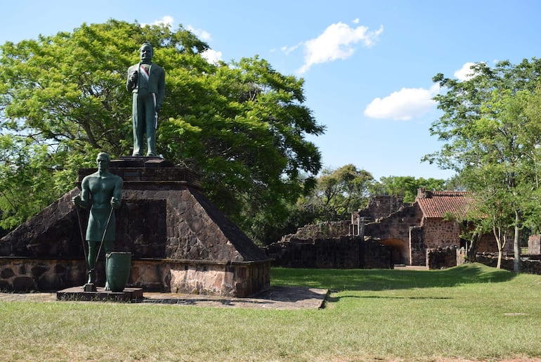 En la entrada al museo se puede observar las estatuas del quien fue presidente del Paraguay, Carlos Antonio López y un reo quien representa a ciento de ellos que fallecieron en la fábrica de hierro.