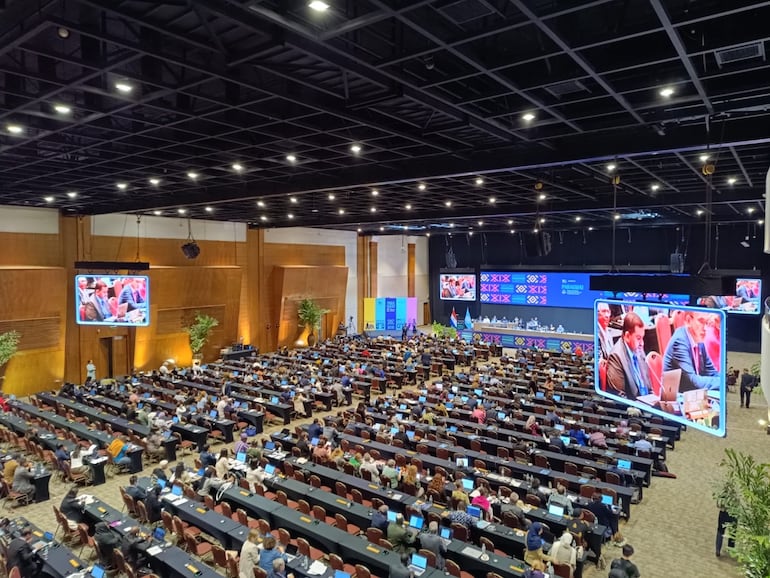 Imagen panorámica de la reunión de Unesco que reúne a representantes de más de 120 países en el Centro de Convenciones de la Conmebol.