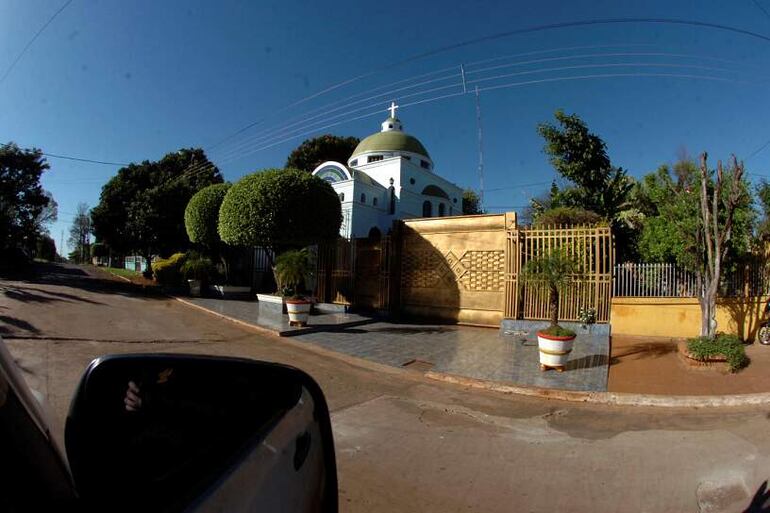 La réplica de la basílica de Caacupé fue construida en una de las propiedades comisadas a la esposa del narcotraficante Tomás Rojas Cañete, que está ubicada en Ciudad del Este.