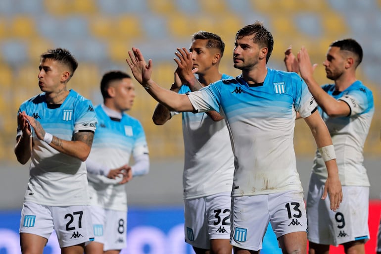 Los jugadores de Racing de Avellaneda festejan la victoria en un partido ante Huachipato por la ida de los octavos de final de la Copa Sudamericana 2024 en el estadio Sausalito, en Viña del Mar, Chile.