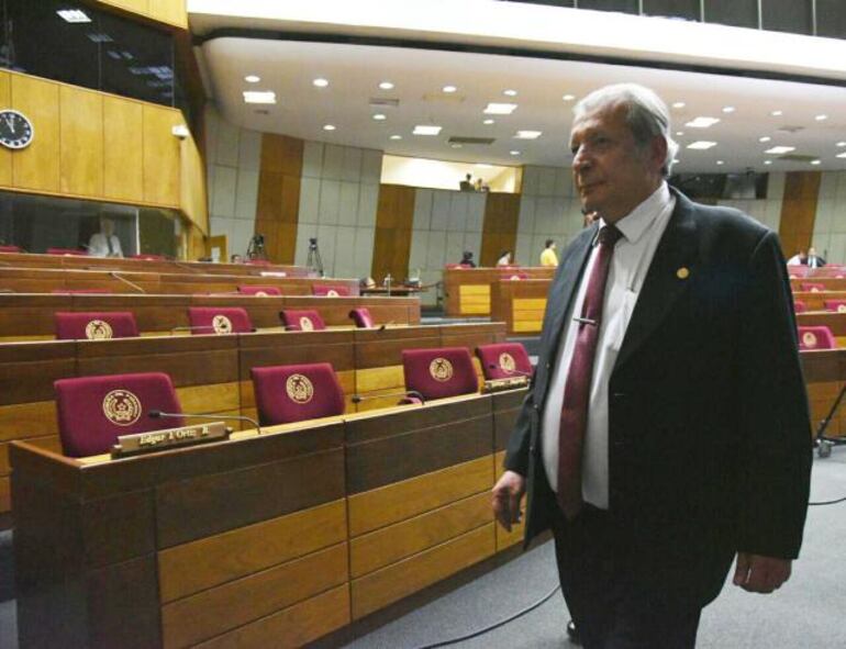 Juan Carlos Galaverna dentro de la Sala Bicameral del Congreso.