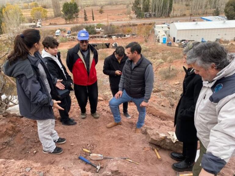 Un niño de 12 años realizó un hallazgo de restos fósiles de un dinosaurio en la localidad de Añelo, en Neuquén, Argentina.