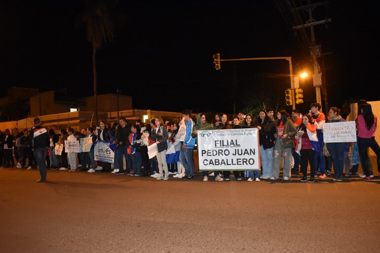 Estudiantes de Pedro Juan Caballero y de Villarrica se manifestaron en el norte.