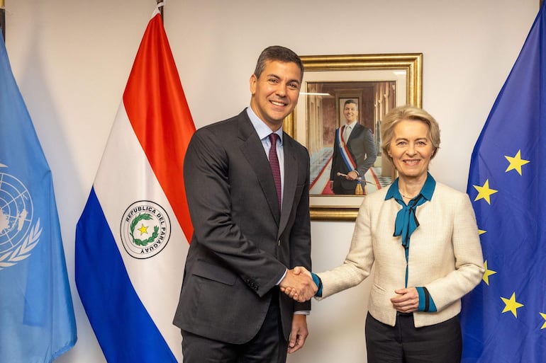 Fotografía cedida por la presidencia de Paraguay del mandatario de Paraguay, Santiago Peña, y la presidenta de la Comisión Europea, Ursula Von der Leyen, posan durante una reunión, en Nueva York (Estados Unidos).