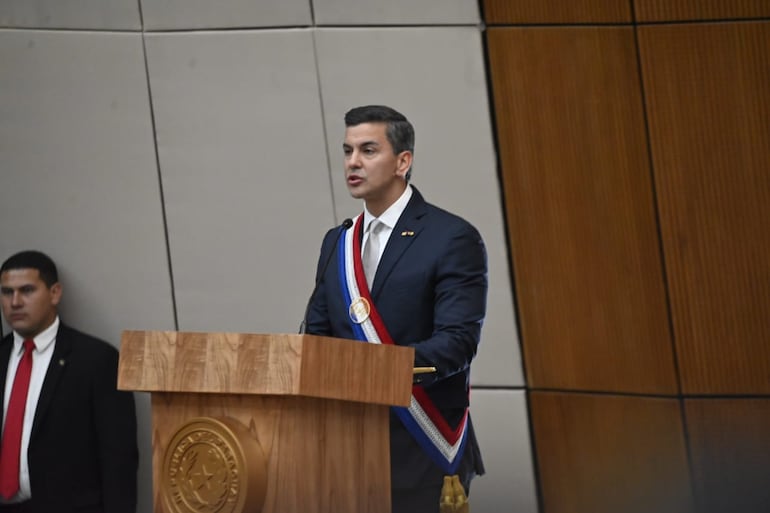 El presidente Santiago Peña da su informe de gestión en el Congreso.